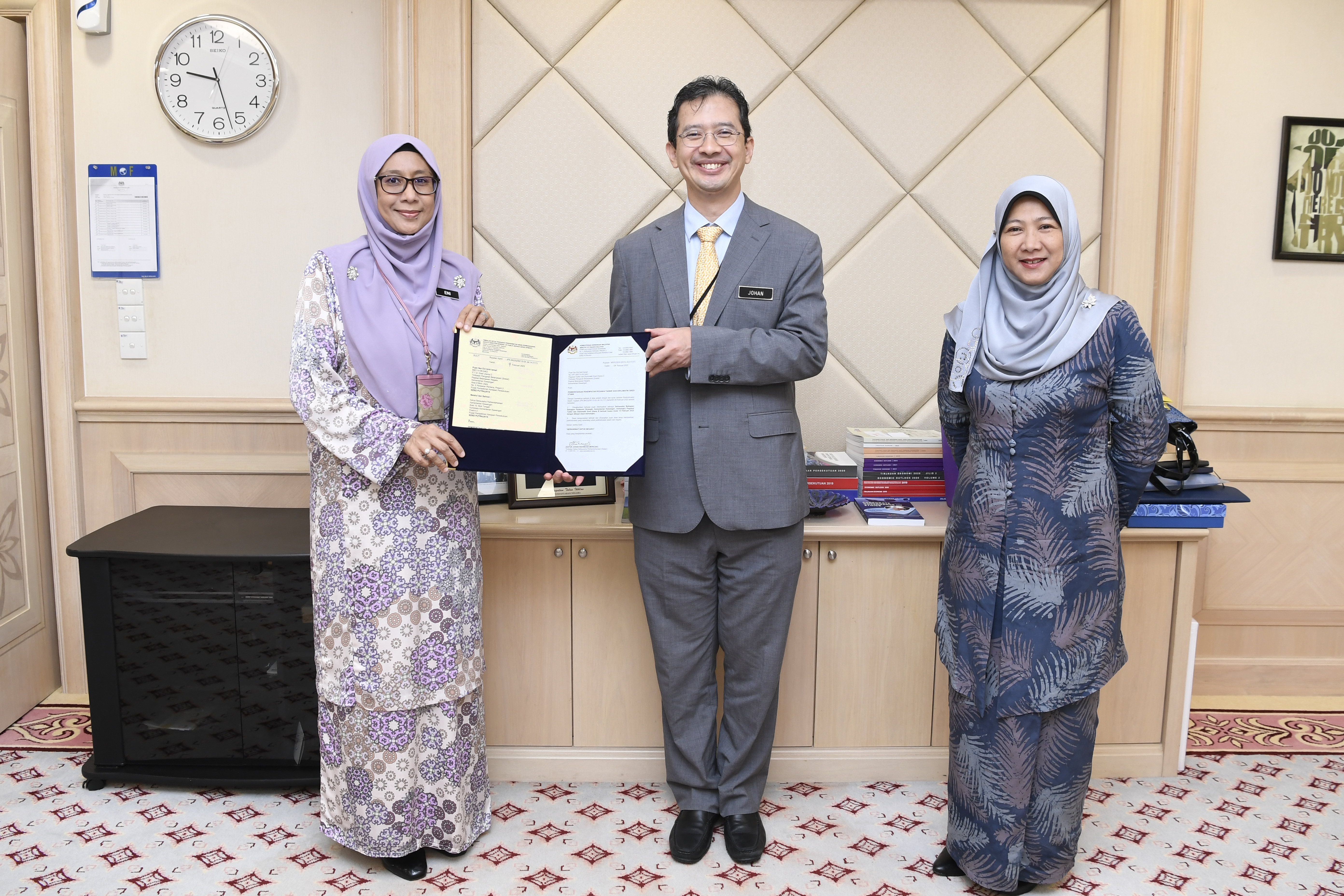 Sesi Penyerahan Surat Penempatan Gred Utama